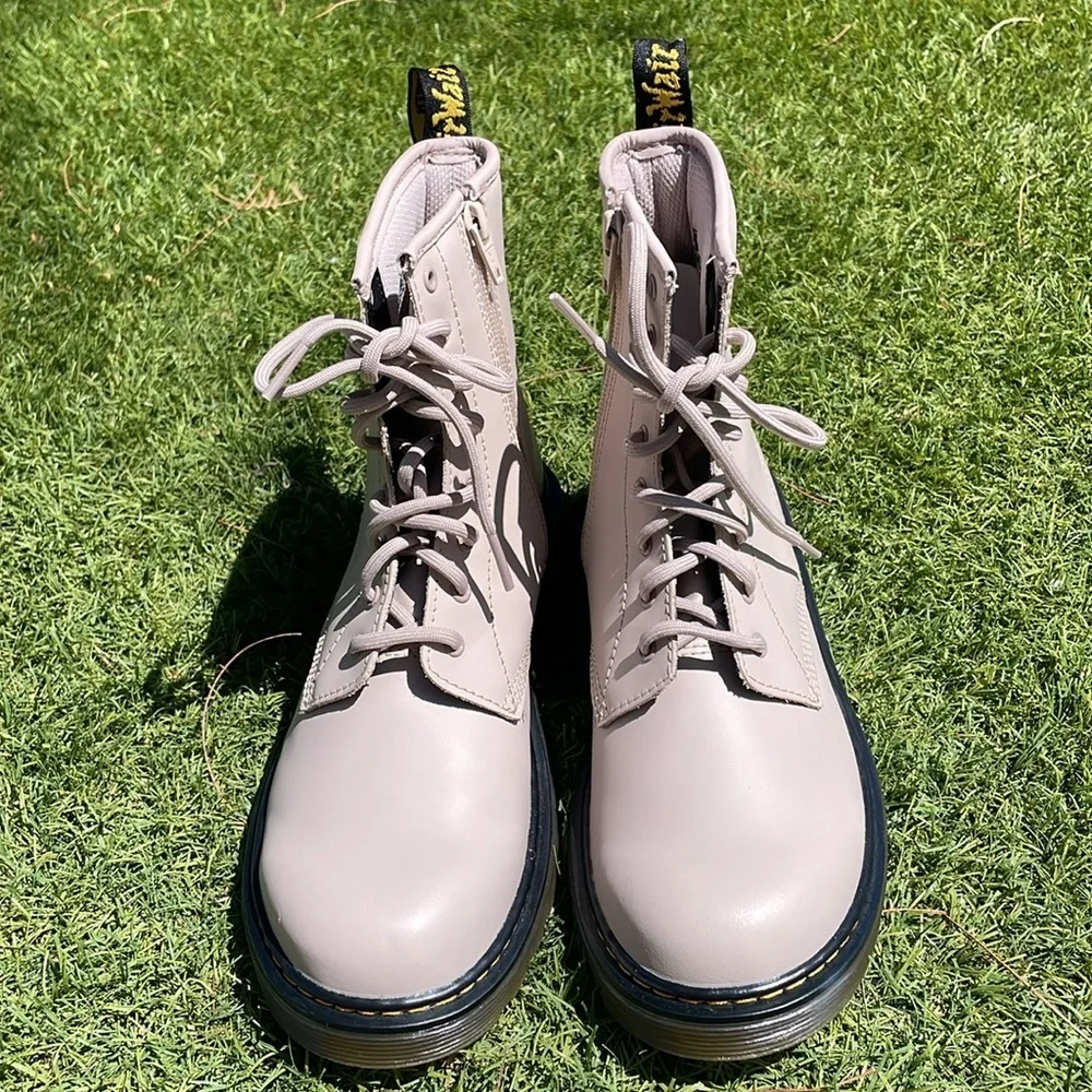 NWT DR MARTENS 1460 Fashion Leather Boot!